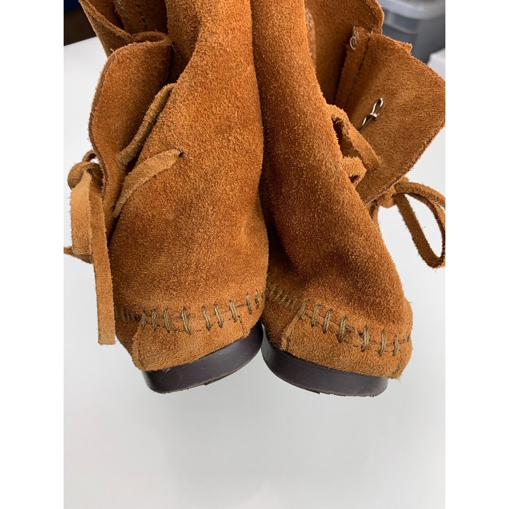 Minnetonka Moccasin Ankle Boots Tan Suede Ties Conchos Women's 9.5 Boho Casual - Picture 10 of 11